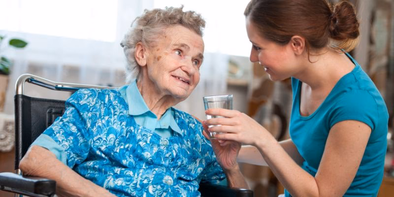 ¿Cuánto cobra una persona interna para cuidar a un anciano?