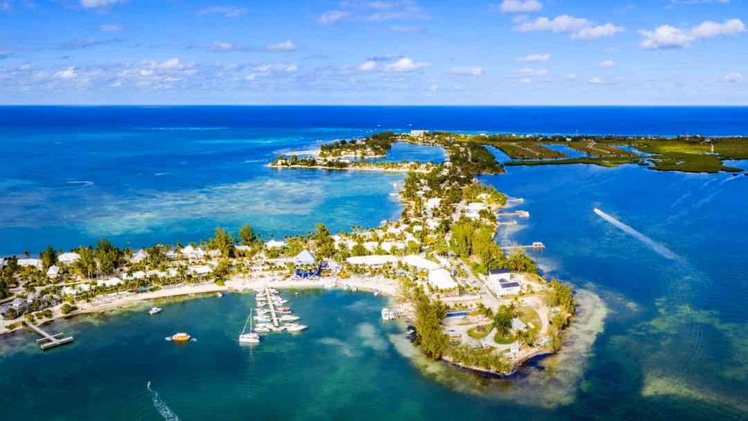 ¿Es difícil conseguir trabajo en las Islas Caimán?