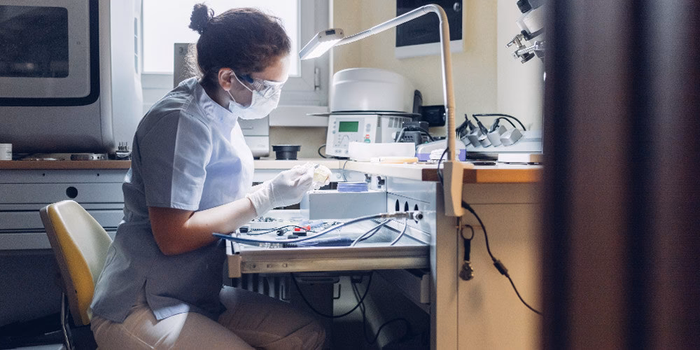¿Cómo acceder al mundo del trabajo en un laboratorio dental?