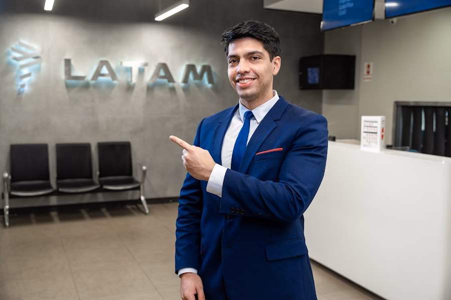 How many employees does LATAM Airlines have?