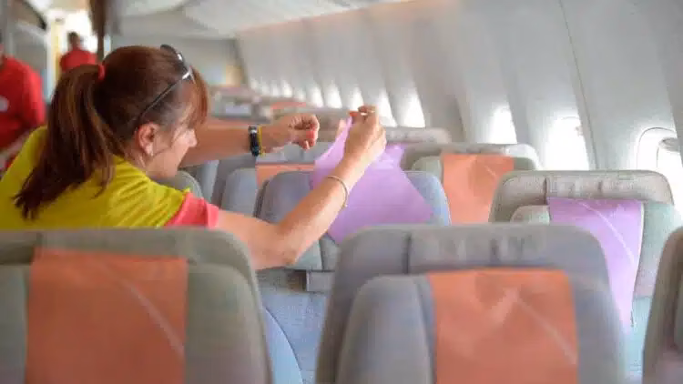 ¿Cuánto gana un limpiador de aviones en Estados Unidos?