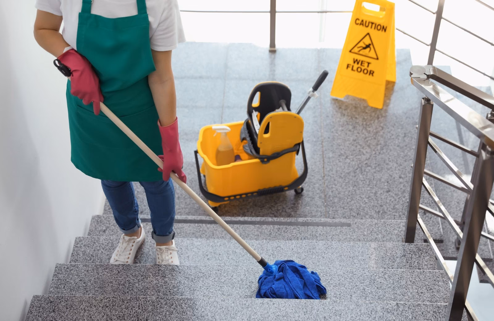 ¿Cuánto debería cobrar por limpiar un edificio de oficinas?
