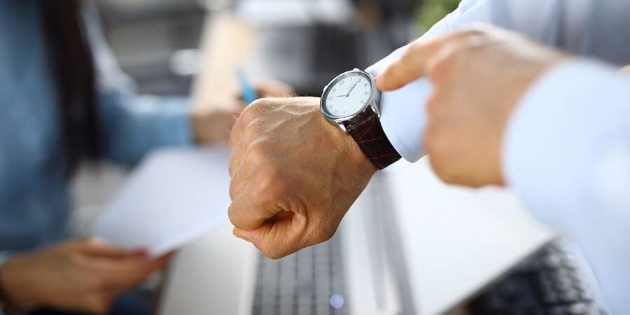 ¿Qué pasa si un trabajador llega tarde al trabajo?