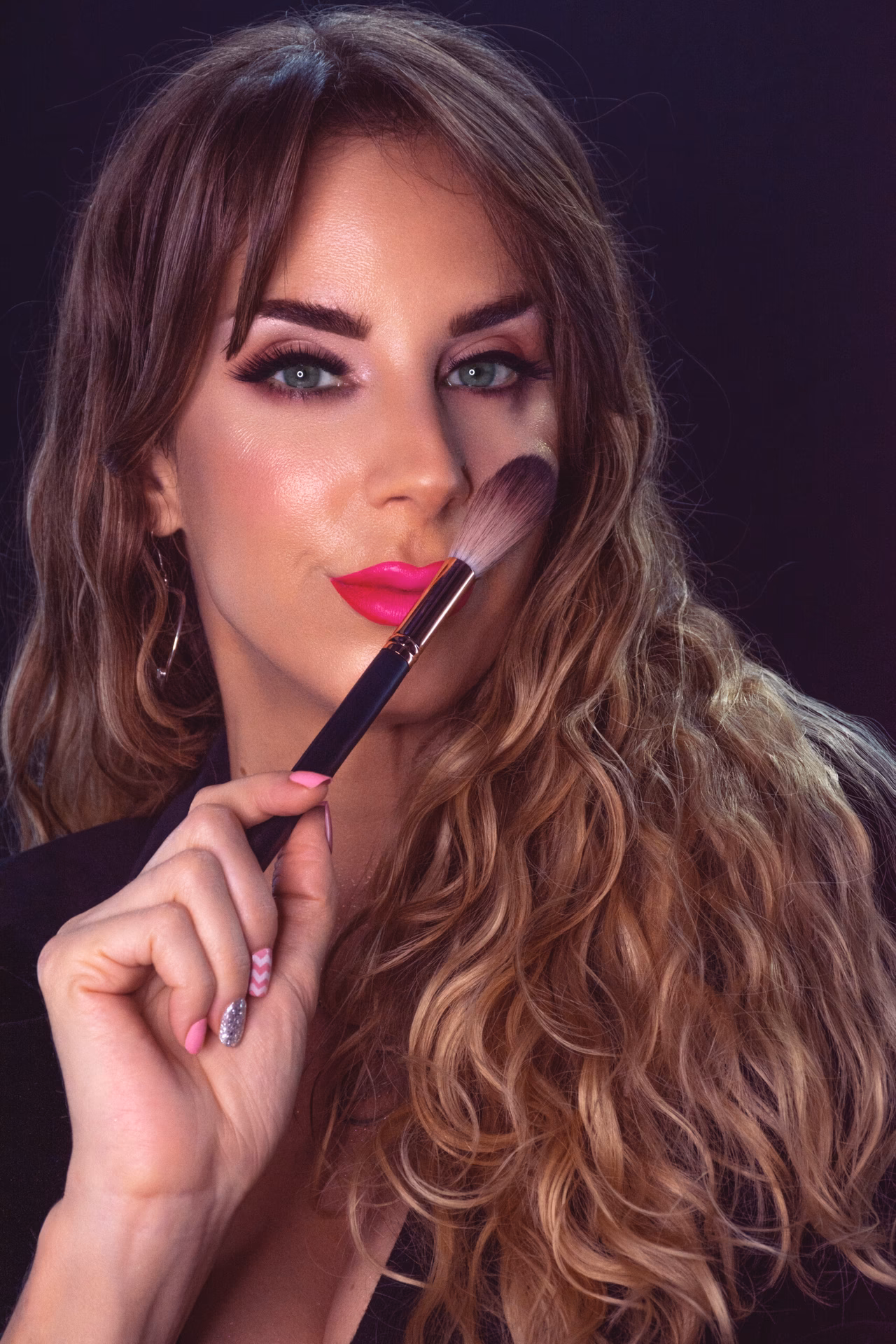 ¿Cómo se llama el trabajo de hacer maquillaje?