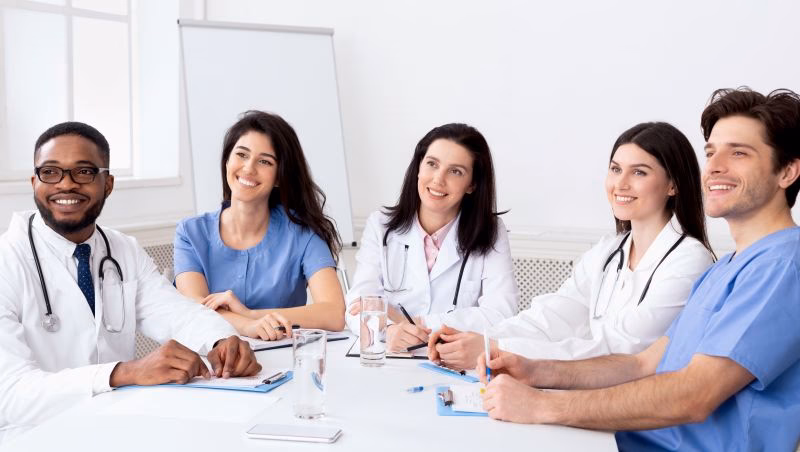 ¿Cuánto cobra un médico rehabilitador?