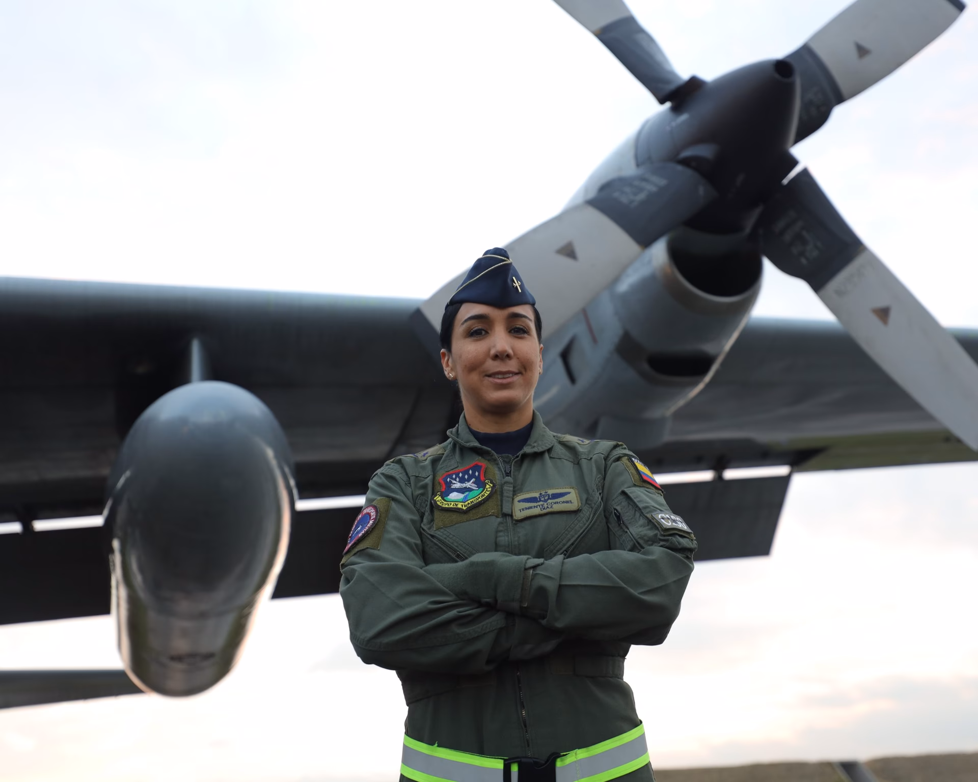 ¿Cómo se llama el comandante de la fuerza aérea colombiana?