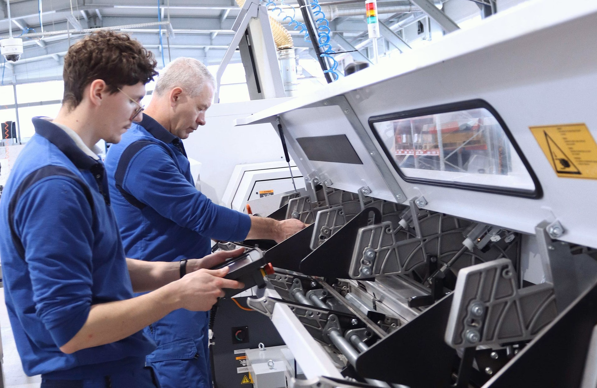 ¿Cuánto cobra un programador CNC?