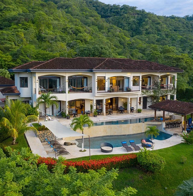 Can a foreigner get a job in Costa Rica?