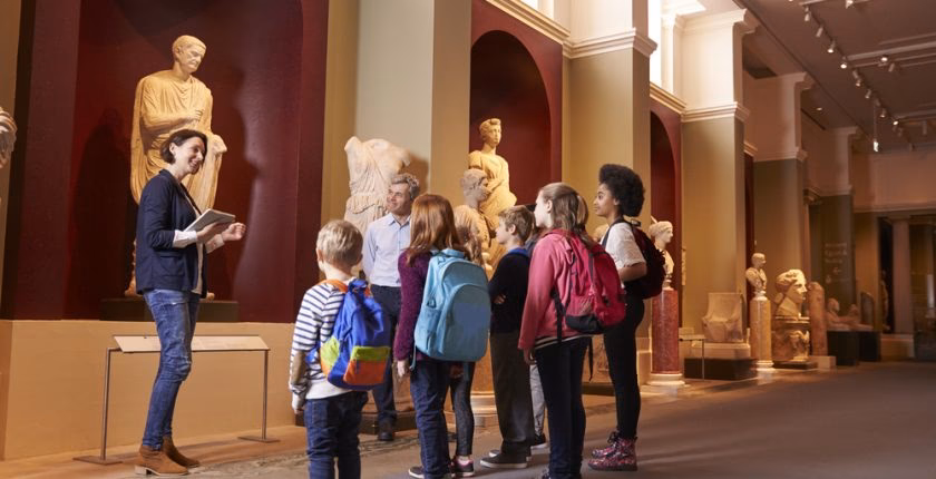 ¿Qué profesionales trabajan en un museo?