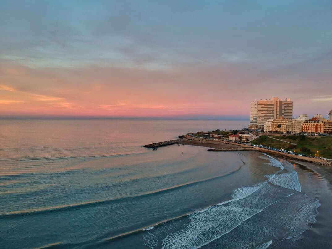 What features and attractions are most popular for tourists in Mar del Plata Beach?