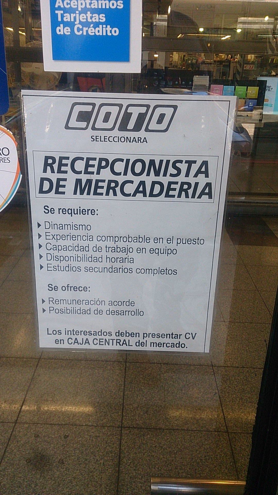 ¿Cuánto cobra una cajera de supermercado Coto?