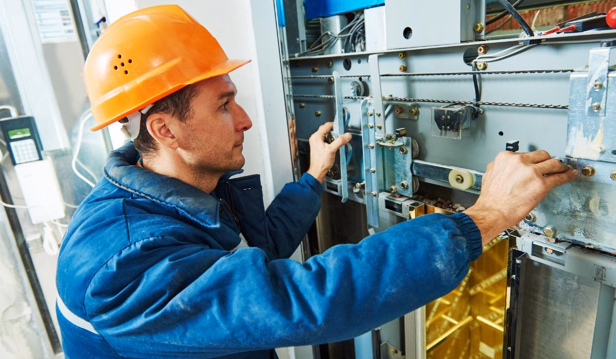 ¿Cuánto cobra un técnico de ascensores?