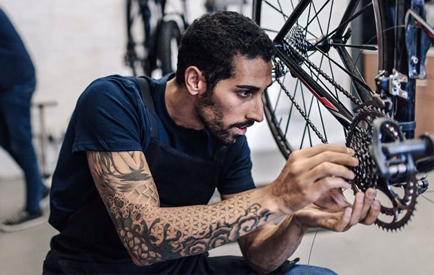 ¿Cuánto cobra un mecánico de bicicletas?