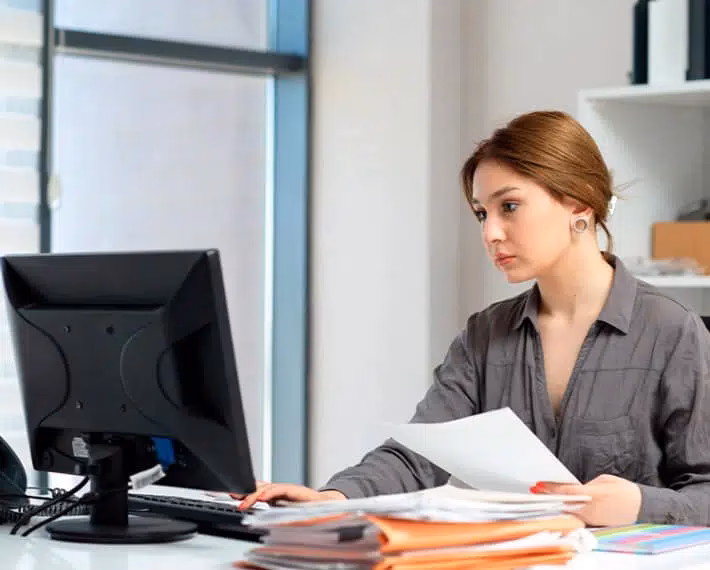 ¿Qué hace la secretaria del director?