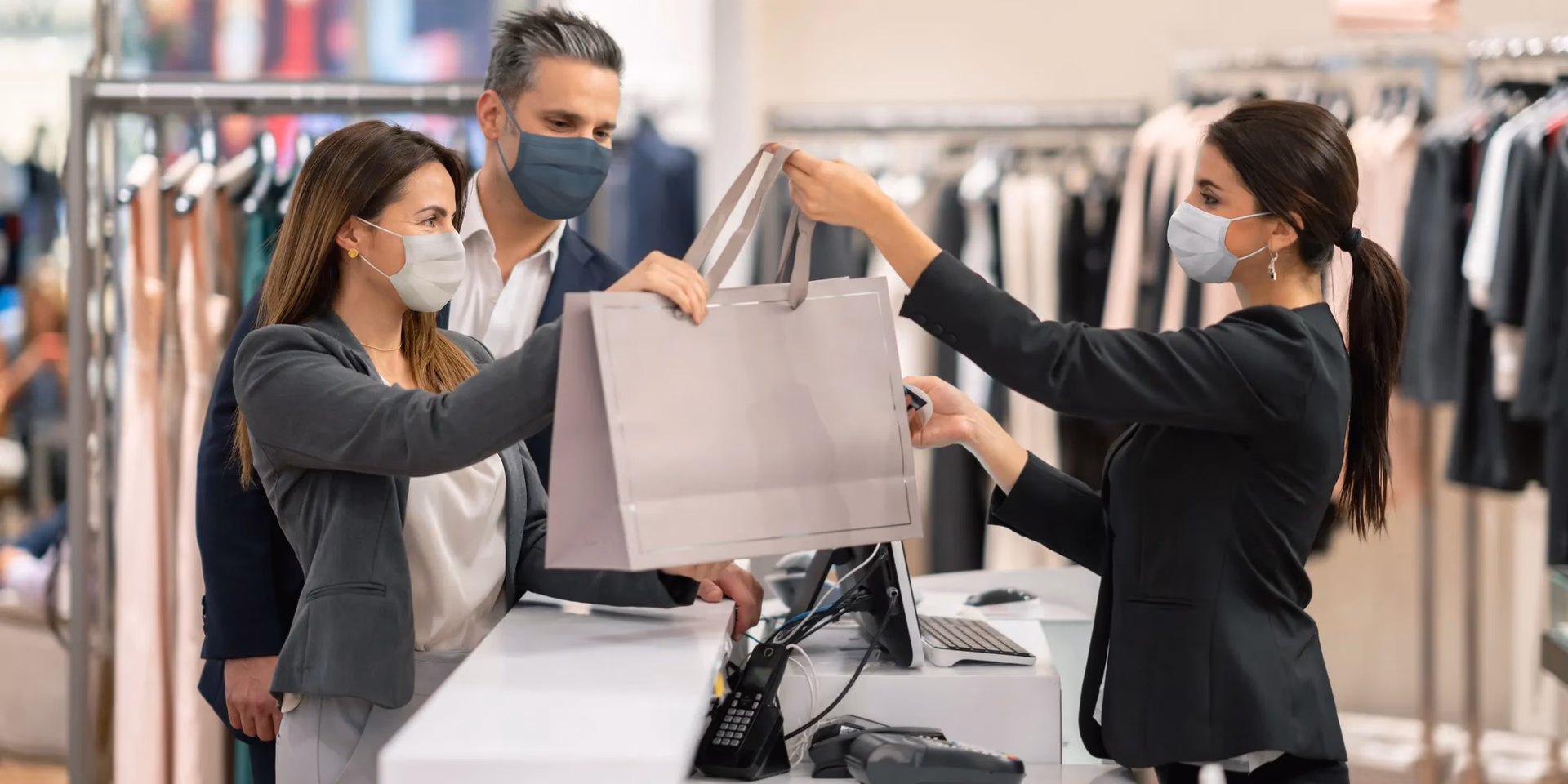 How much do professional shoppers make a year?