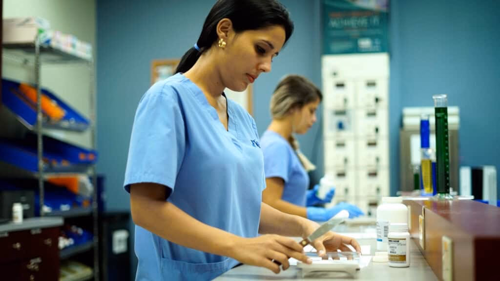 ¿Puedes trabajar como técnico de farmacia en un hospital?