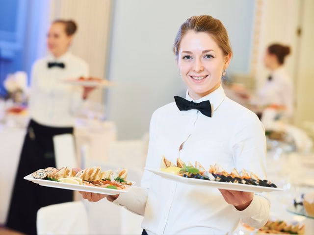 ¿Qué cargos hay en una empresa de catering?