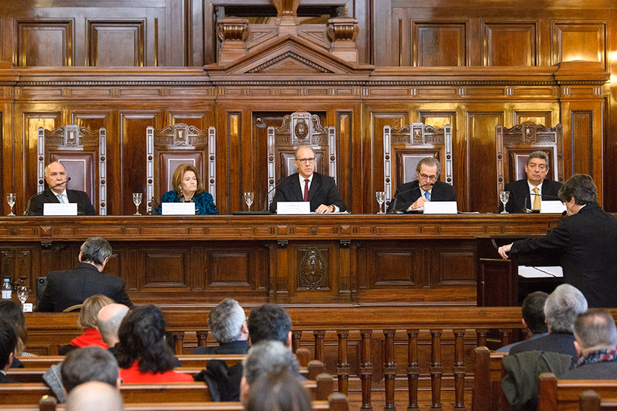 ¿Quién trabaja en un tribunal federal?