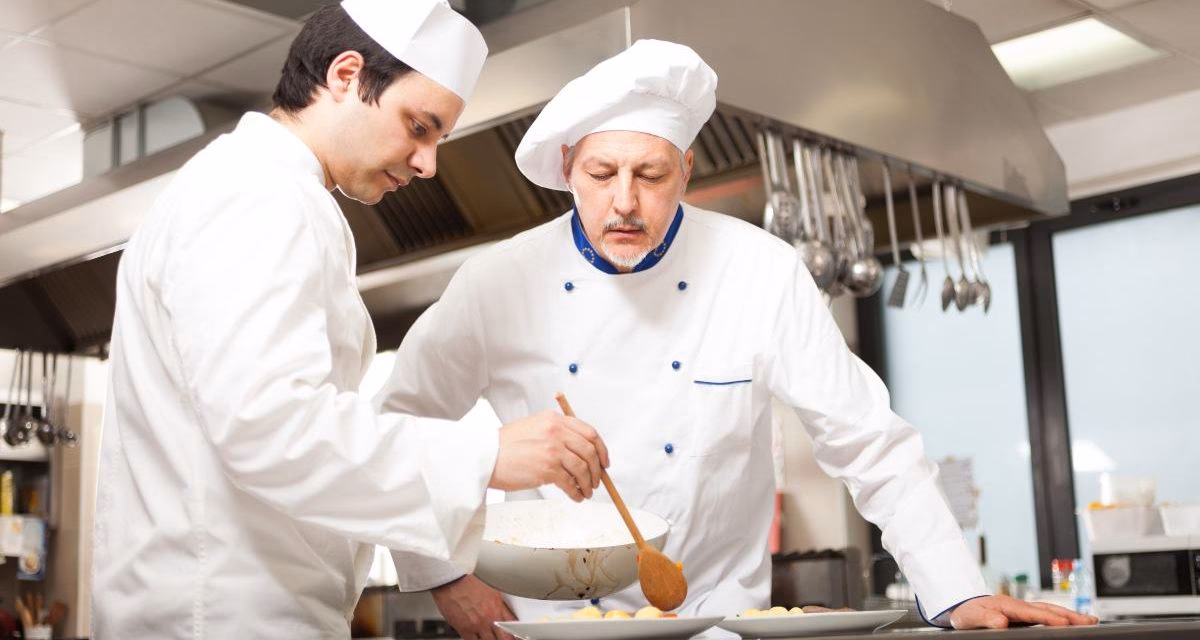 ¿Qué tareas hace un ayudante de cocina?