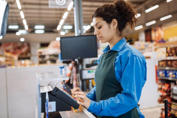 ¿Qué funciones tiene una cajera de un supermercado?