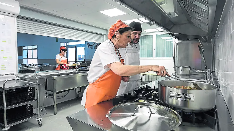¿Qué hace una cocinera en una escuela?