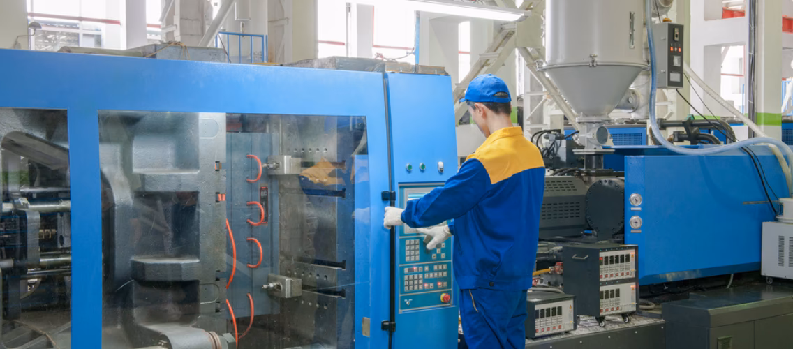 ¿Cuánto cobra un inyector de plástico?