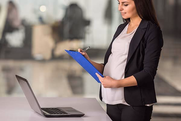 ¿Cuáles son los derechos en el trabajo de una mujer embarazada?