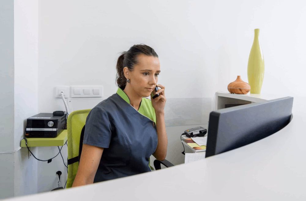 ¿Qué hace un empleado de recepción?