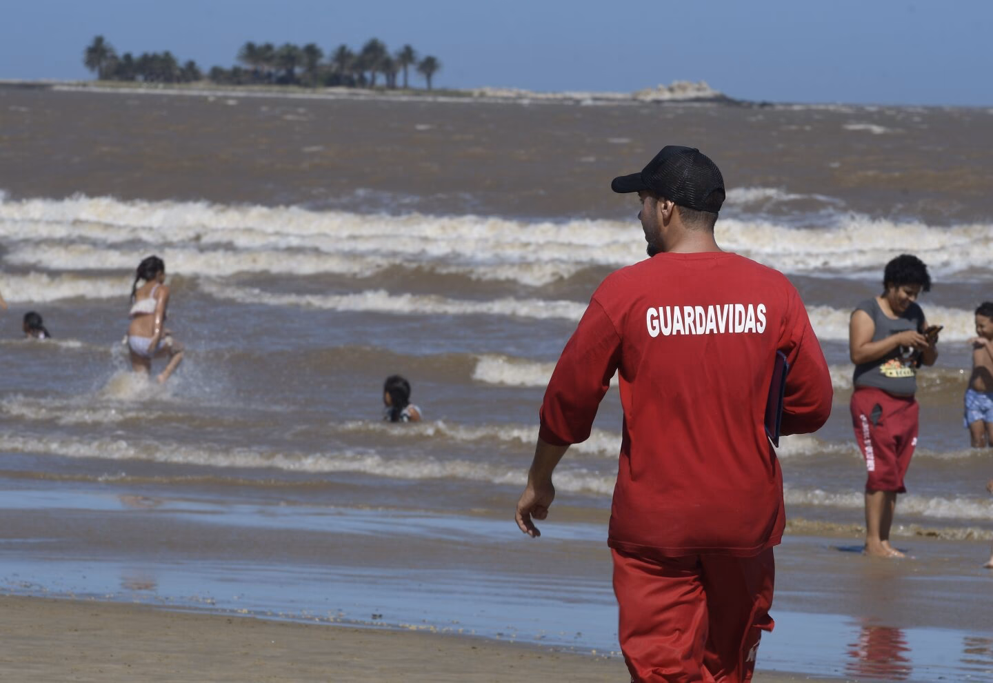 ¿Qué necesito para ser guardavidas en Uruguay?