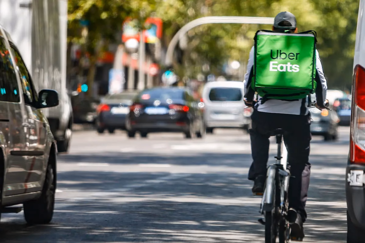 ¿Puedes ganar $2 000 a la semana con Uber Eats?