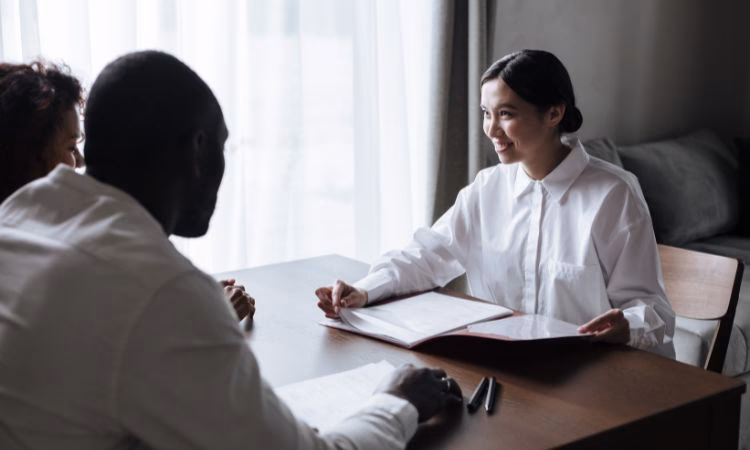 ¿Cuál es el papel del trabajador social en el alta hospitalaria?