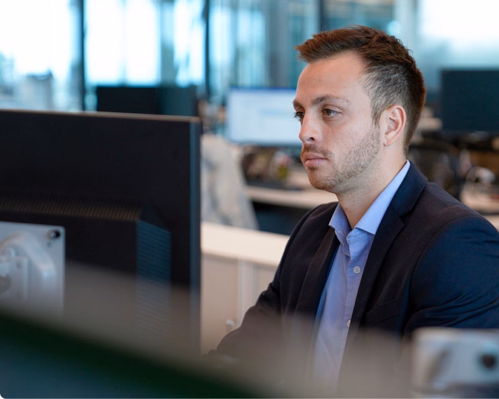 What is the salary of risk analyst in Trafigura?