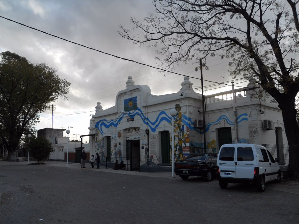 What is the main square and boulevard in Buenos Aires Argentina?