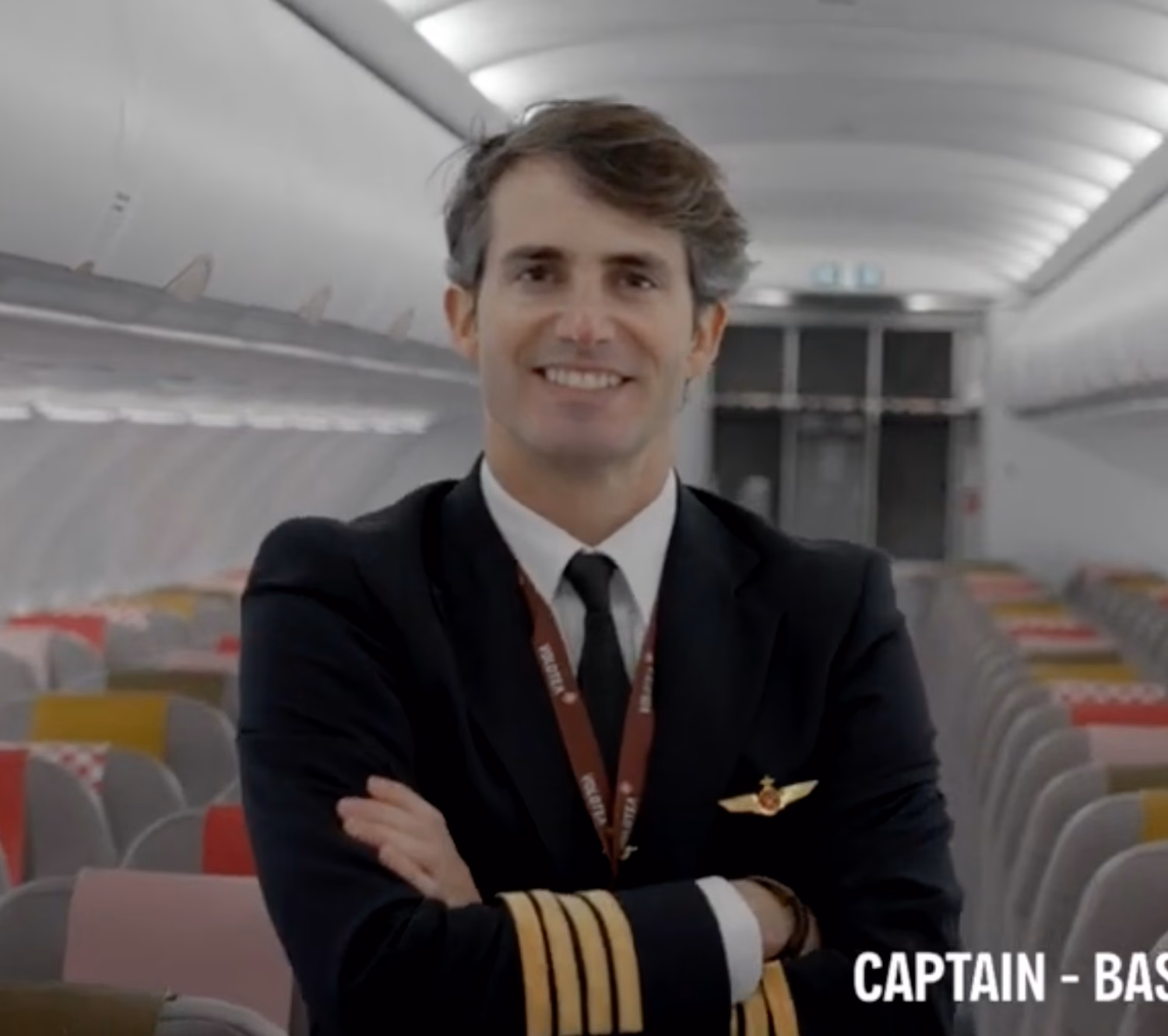 ¿Cuánto cobra una azafata de VOLOTEA?